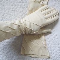 Vintage  Beige Gloves Sz 6 1/2 Matinee Wedding Tea Retro Mid Century Bridal Downton Austen Dress Cosplay Free Ship  US When Roses Bloom