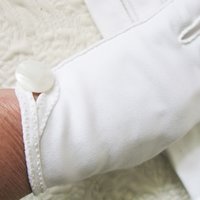White Gloves Short with Pearl Button Retro Vintage Tea Party Elegant Wedding Cosplay Downton Miss Fisher Mid Century Style When Roses Bloom
