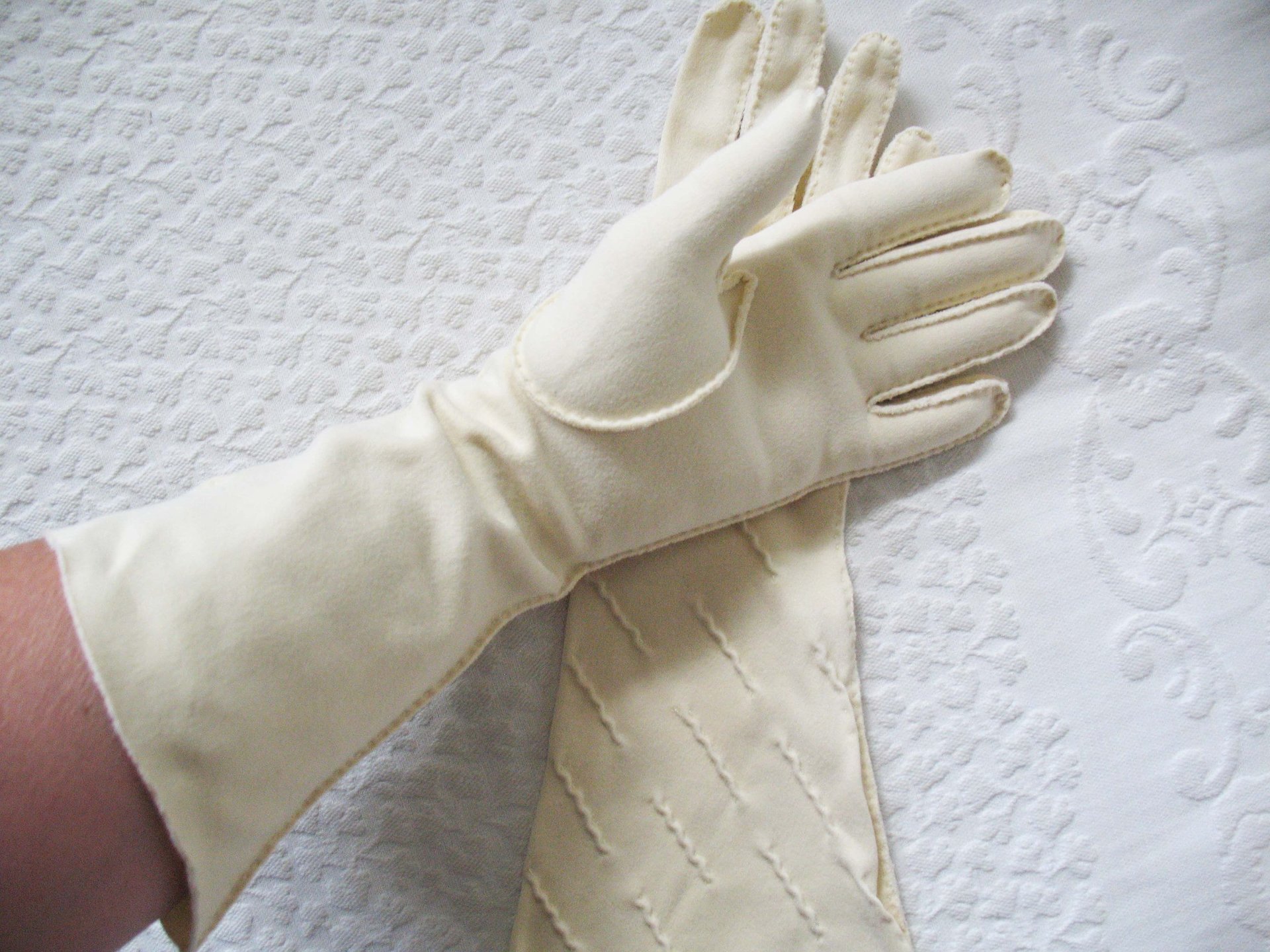 Vintage  Beige Gloves Sz 6 1/2 Matinee Wedding Tea Retro Mid Century Bridal Downton Austen Dress Cosplay Free Ship  US When Roses Bloom