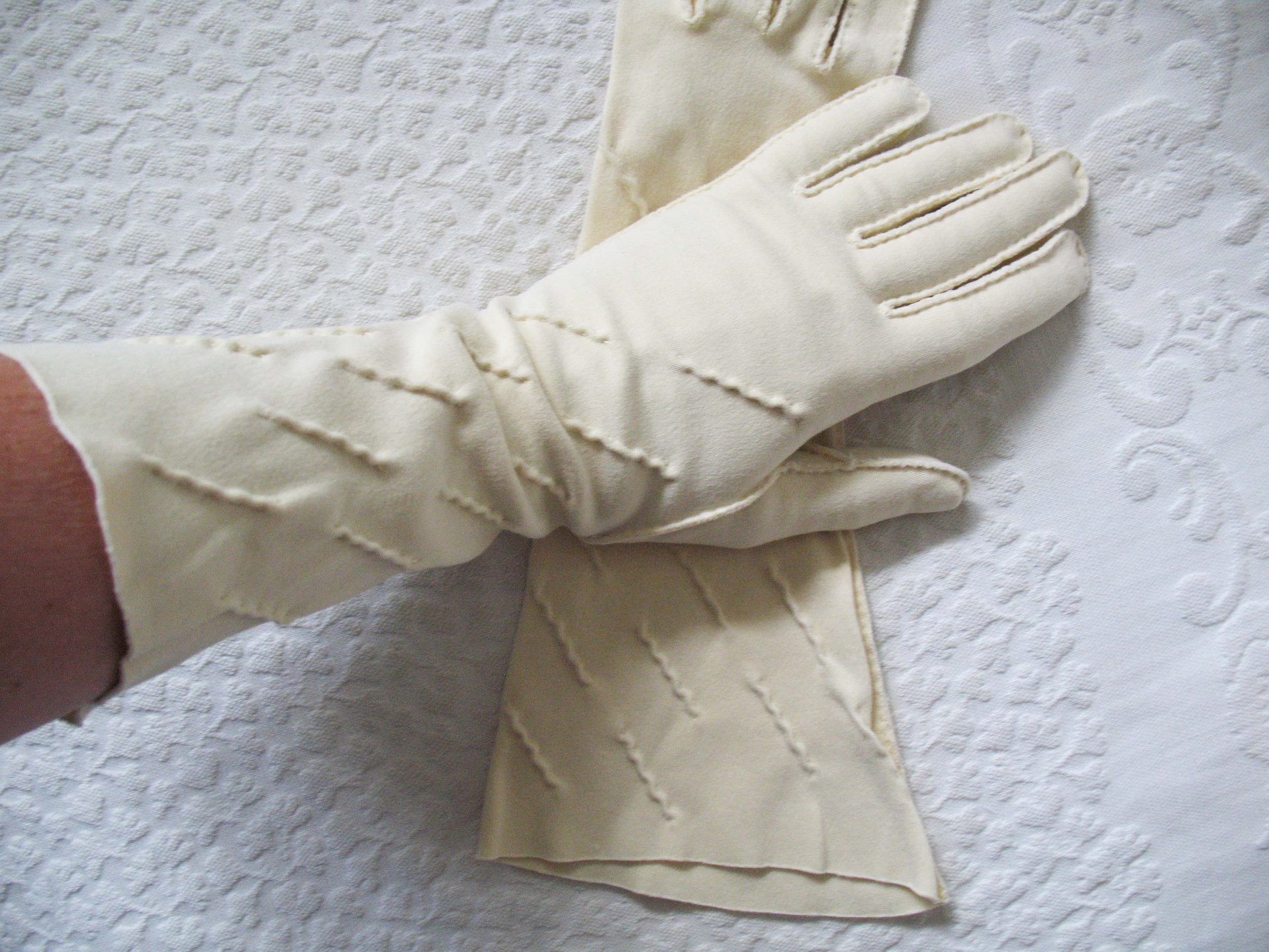 Vintage  Beige Gloves Sz 6 1/2 Matinee Wedding Tea Retro Mid Century Bridal Downton Austen Dress Cosplay Free Ship  US When Roses Bloom