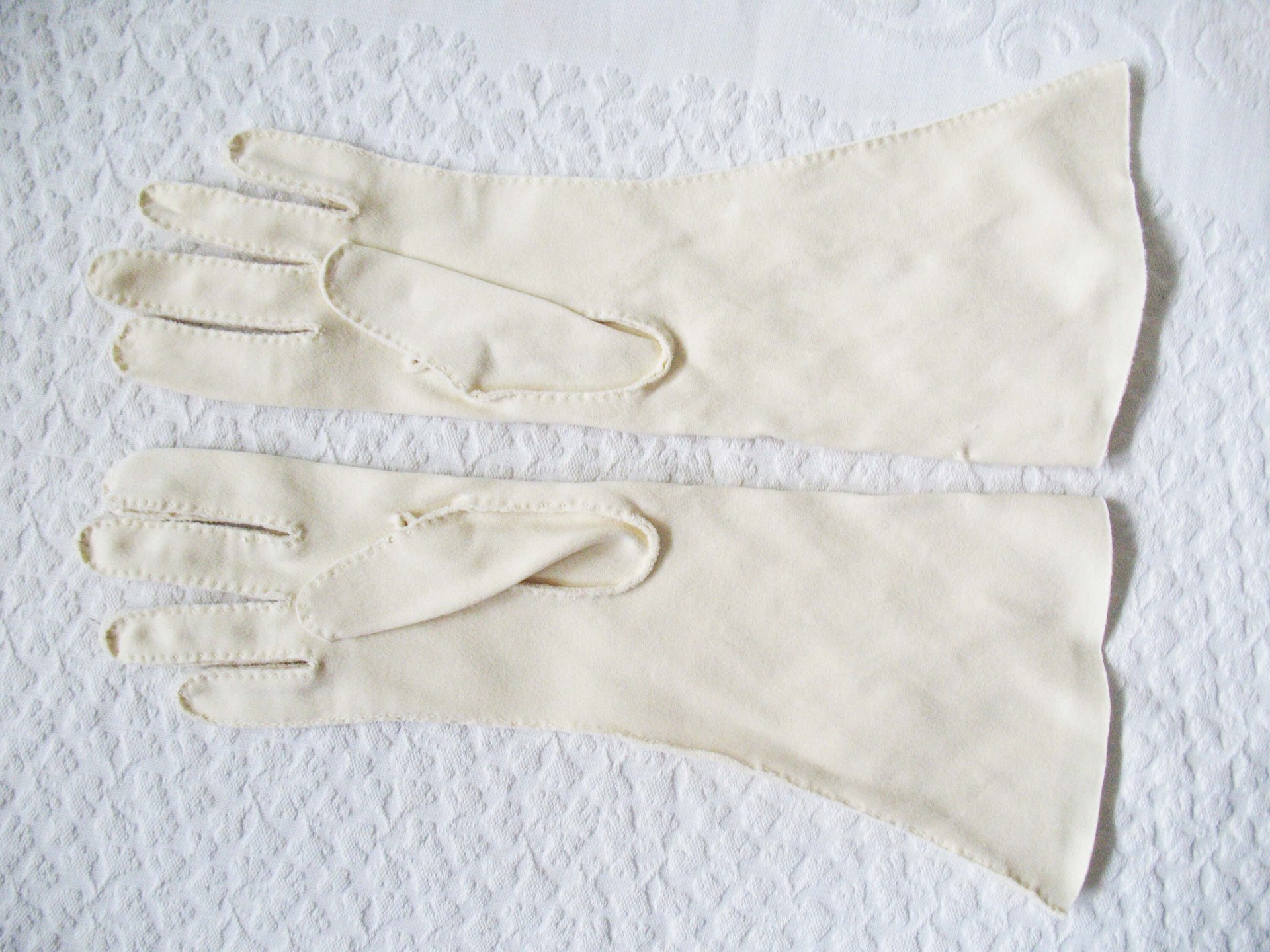 Vintage  Beige Gloves Sz 6 1/2 Matinee Wedding Tea Retro Mid Century Bridal Downton Austen Dress Cosplay Free Ship  US When Roses Bloom