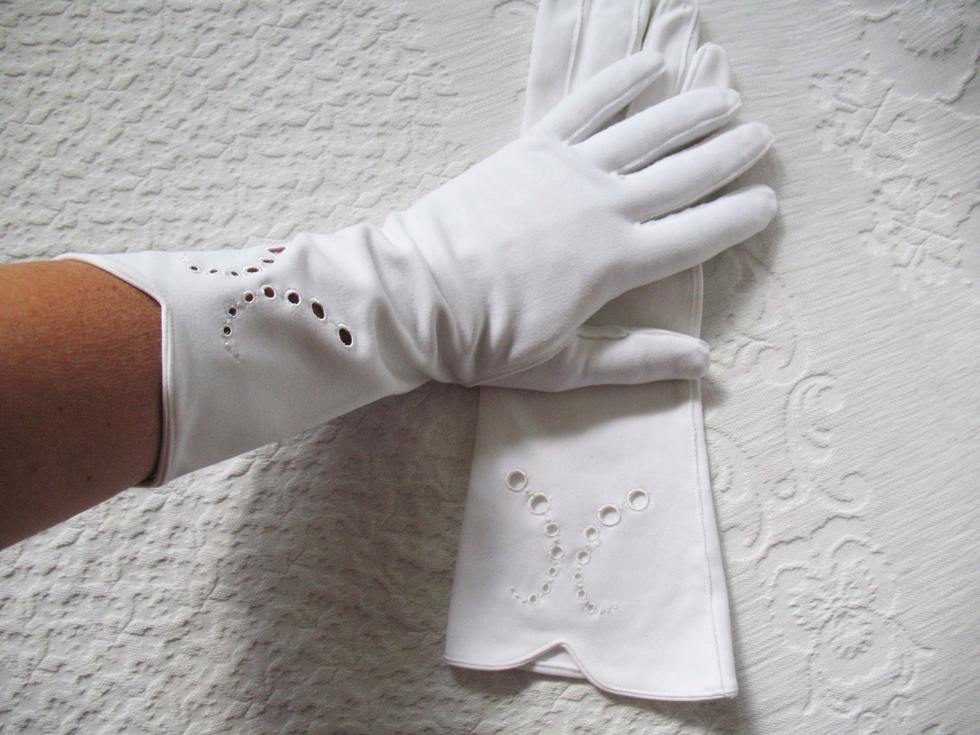 Vintage White Gloves Sz 7 Matinee Evening Retro Mid Century Wedding Tea Dance Downton J Austen  Retro Cosplay Free Ship US WhenRosesBloom