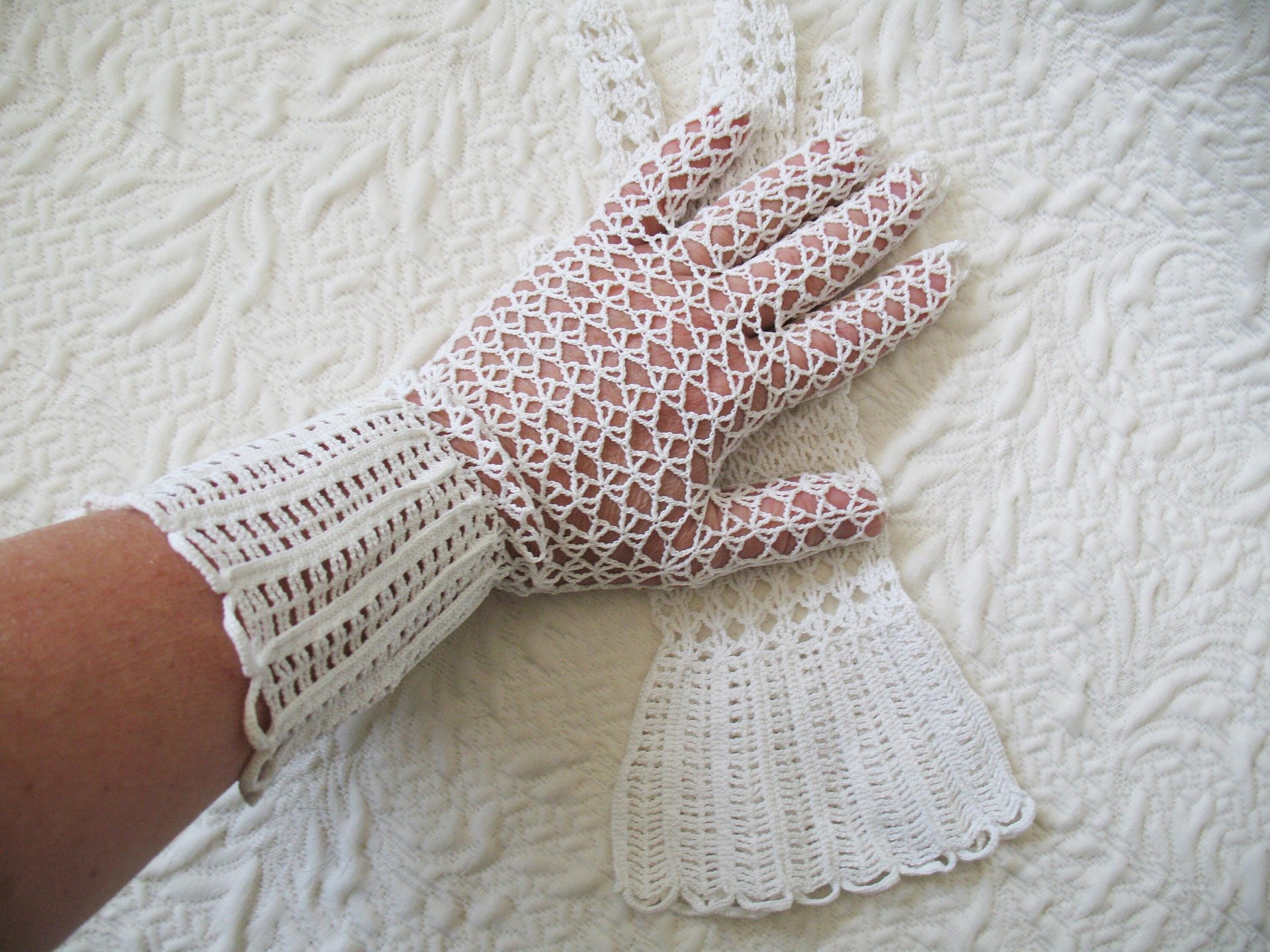 Vintage Gloves White Crochet Elegant Tea Party Vintage Retro Wedding Bridesmaid Communion Victoria Downton J Austen Cosplay WhenRosesBloom
