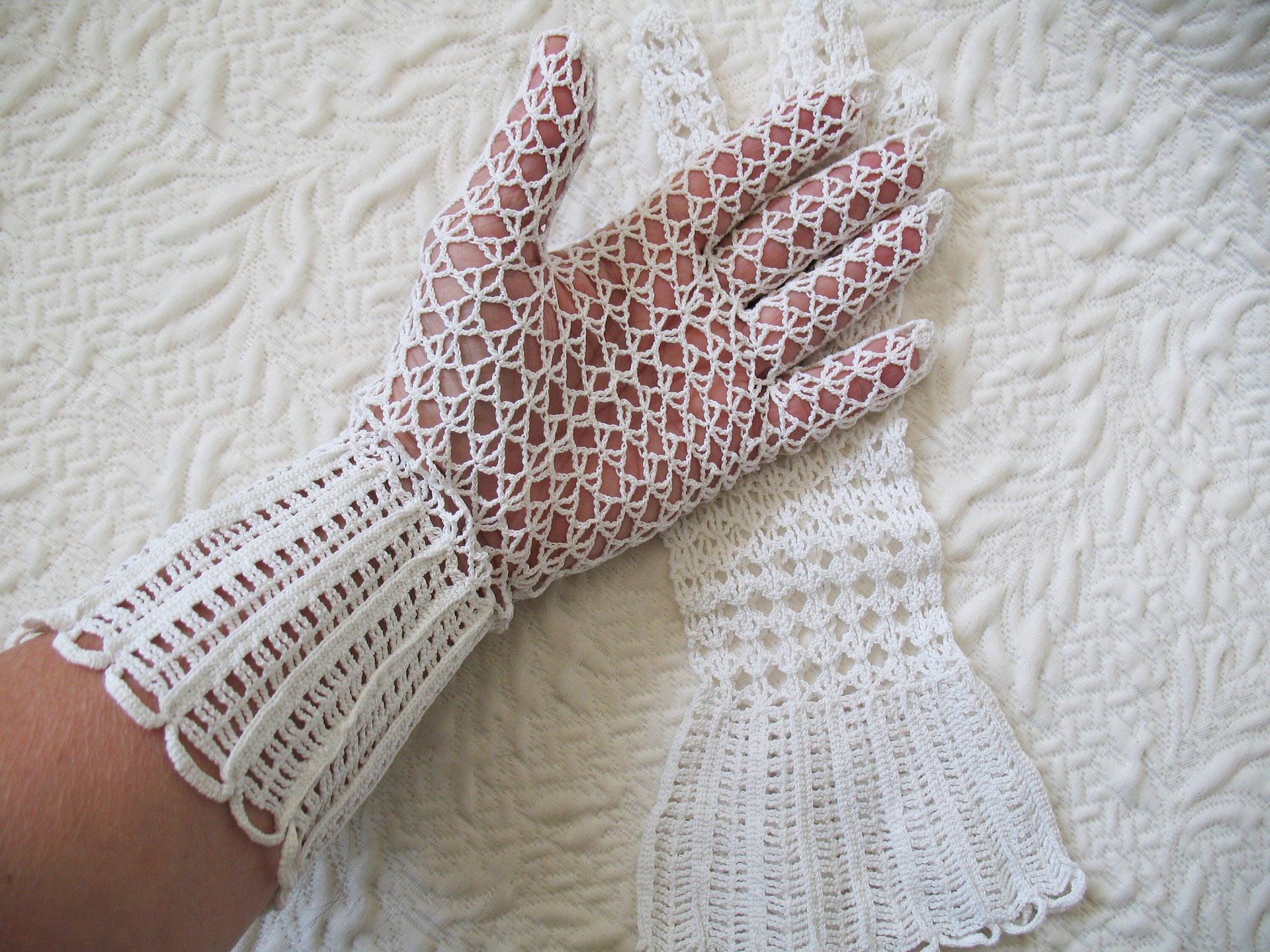 Vintage Gloves White Crochet Elegant Tea Party Vintage Retro Wedding Bridesmaid Communion Victoria Downton J Austen Cosplay WhenRosesBloom