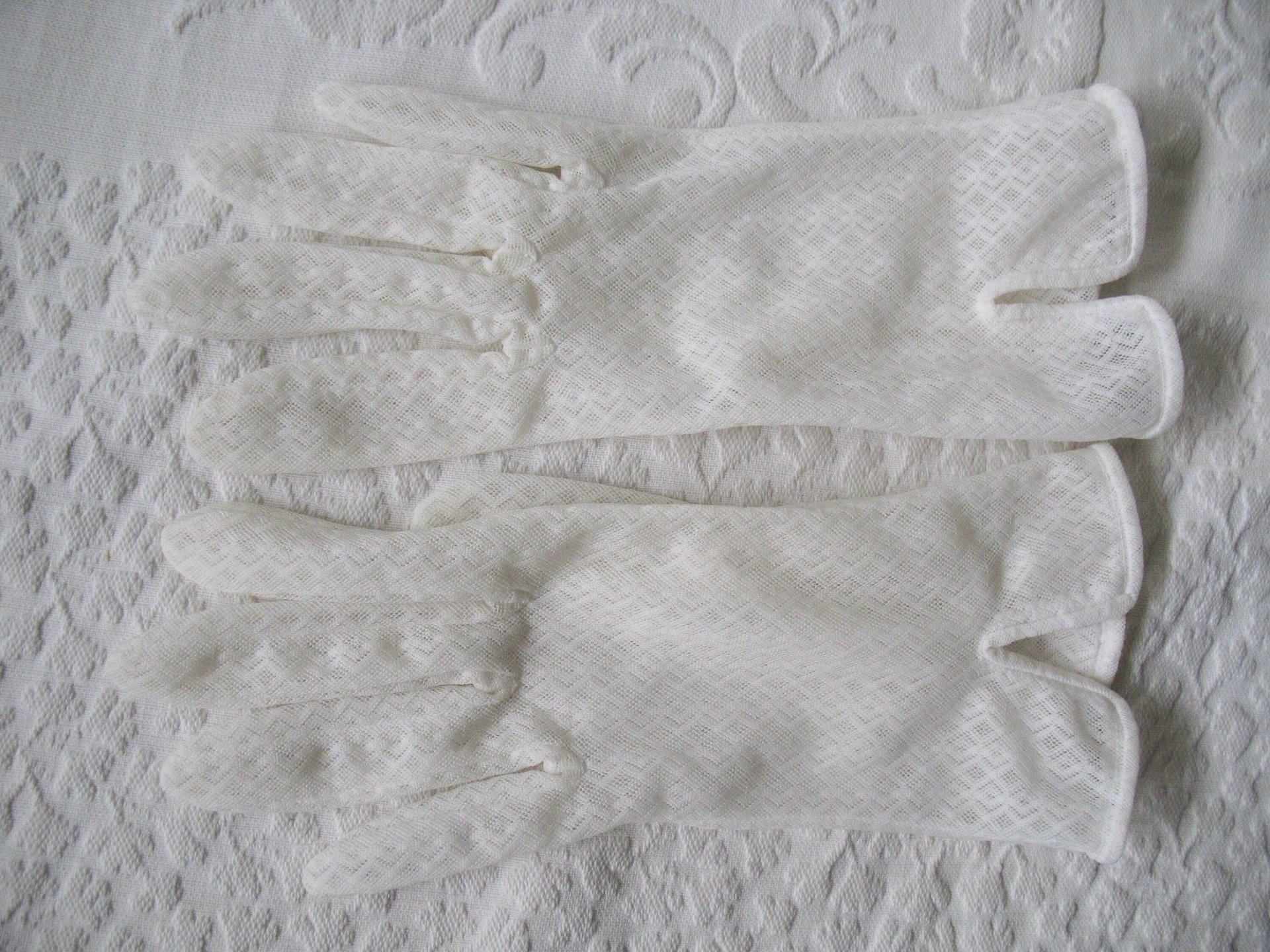 Vintage White Lace Gloves Tea Party Retro Wedding Bride Bridesmaid 1st Communion Vintage Cosplay Gloves Free Shipping US WhenRosesBloom