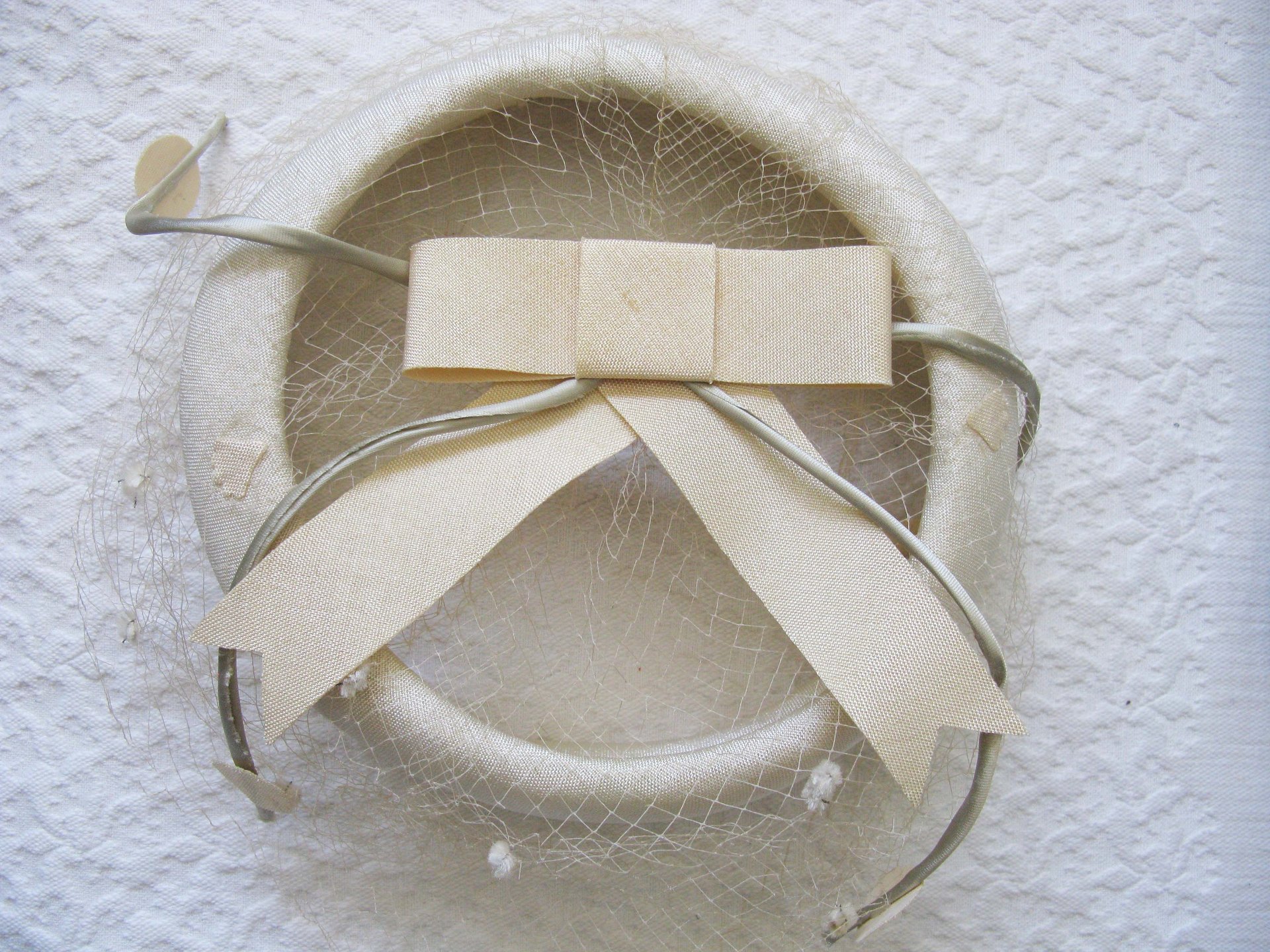 White Hat Vintage Fascinator Cocktail Tea Party Wedding Bridal Ring Circle Hat Net Birdcage Veil Mid Century WhenRosesBloom