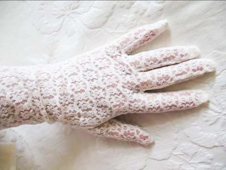 Vintage White Gloves Long Lace Opera Wedding Debutante Mid Century Bride Bridesmaid  Downton J Austen Titanic Free Ship US When Roses Bloom