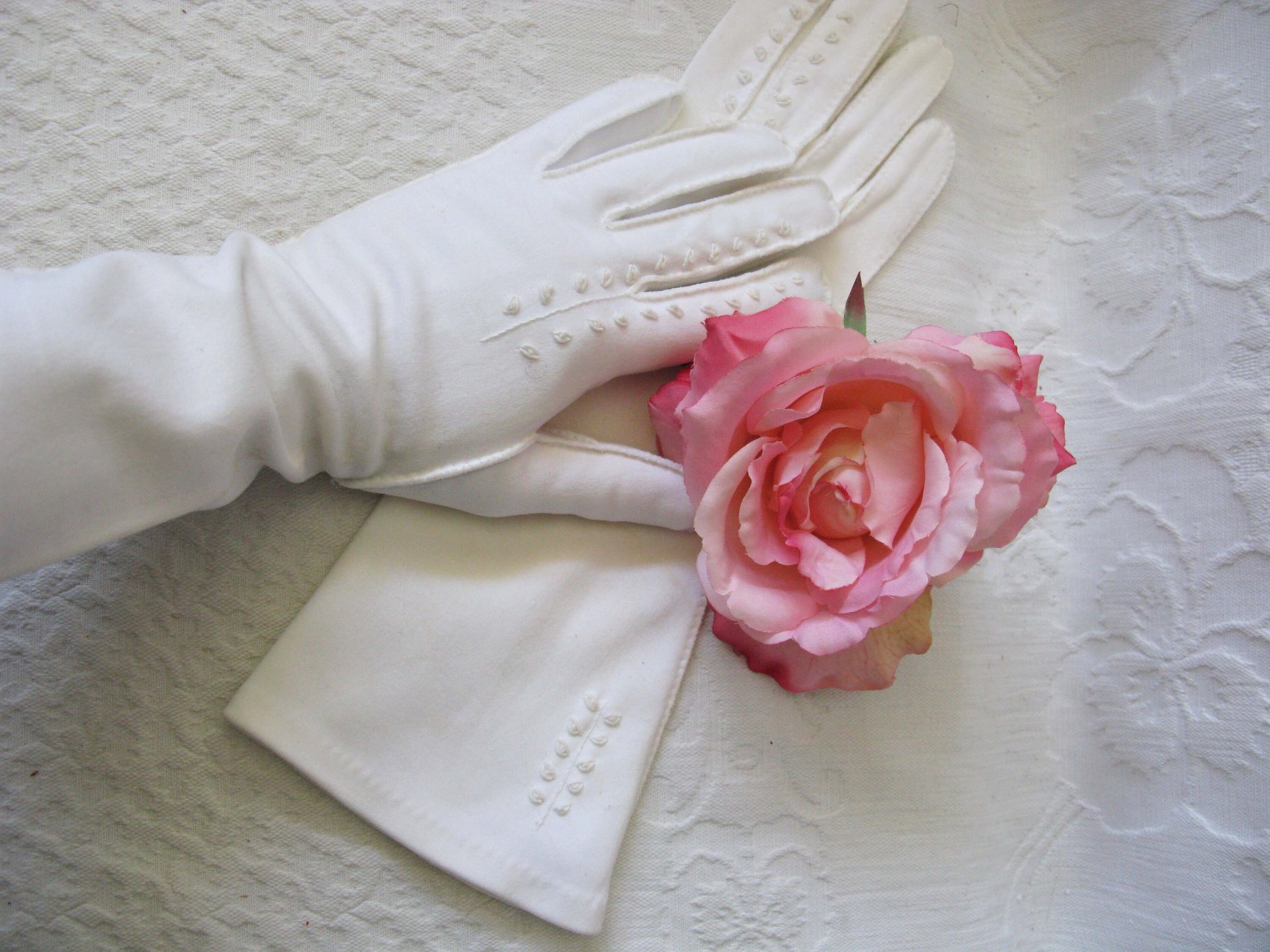 Vintage White Gloves Size 7-8 Wedding Classic Retro Mid Century Bride Bridesmaid Downton Austen Cosplay Free Ship US When Roses Bloom