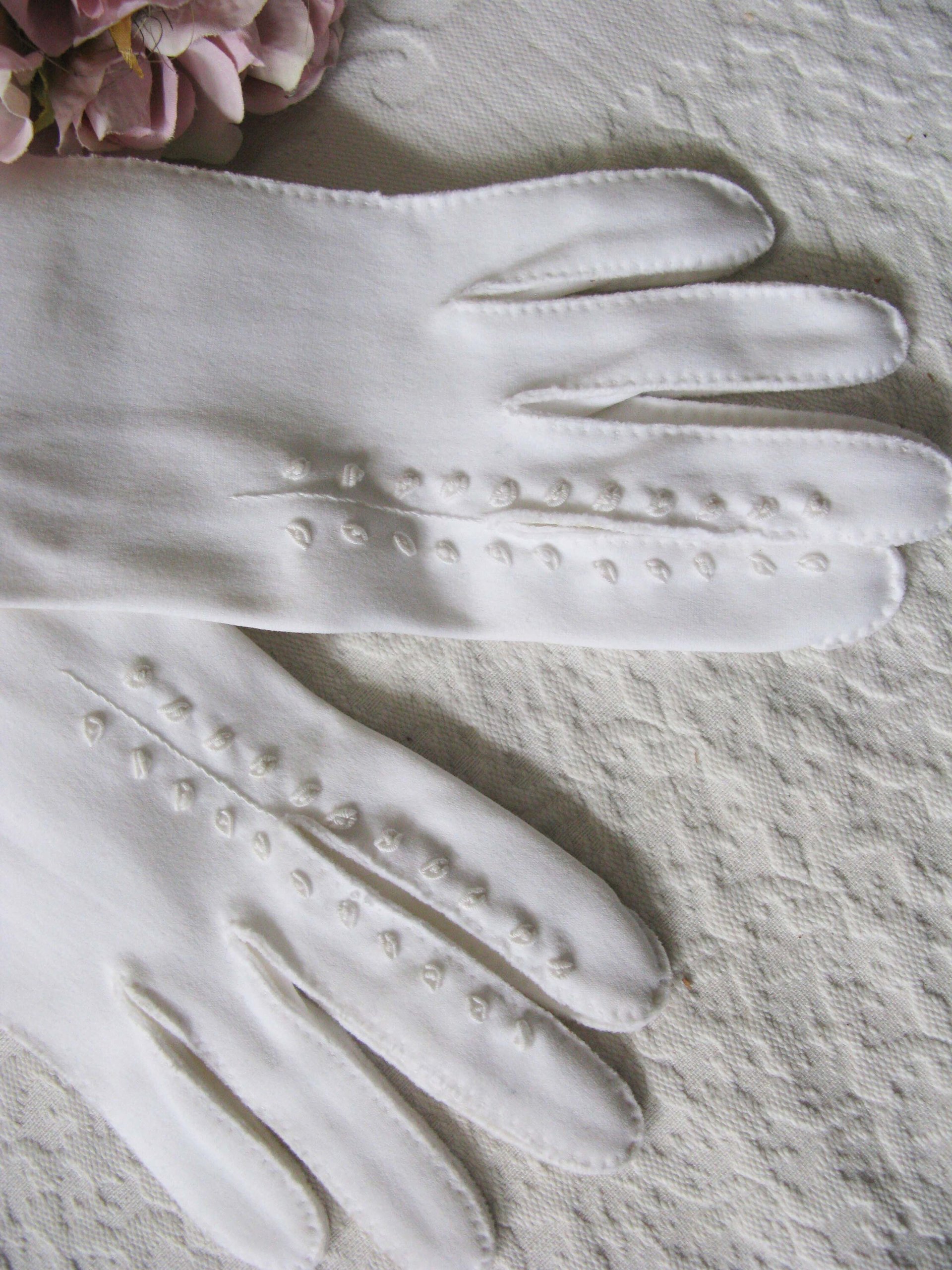 Vintage White Gloves Size 7-8 Wedding Classic Retro Mid Century Bride Bridesmaid Downton Austen Cosplay Free Ship US When Roses Bloom