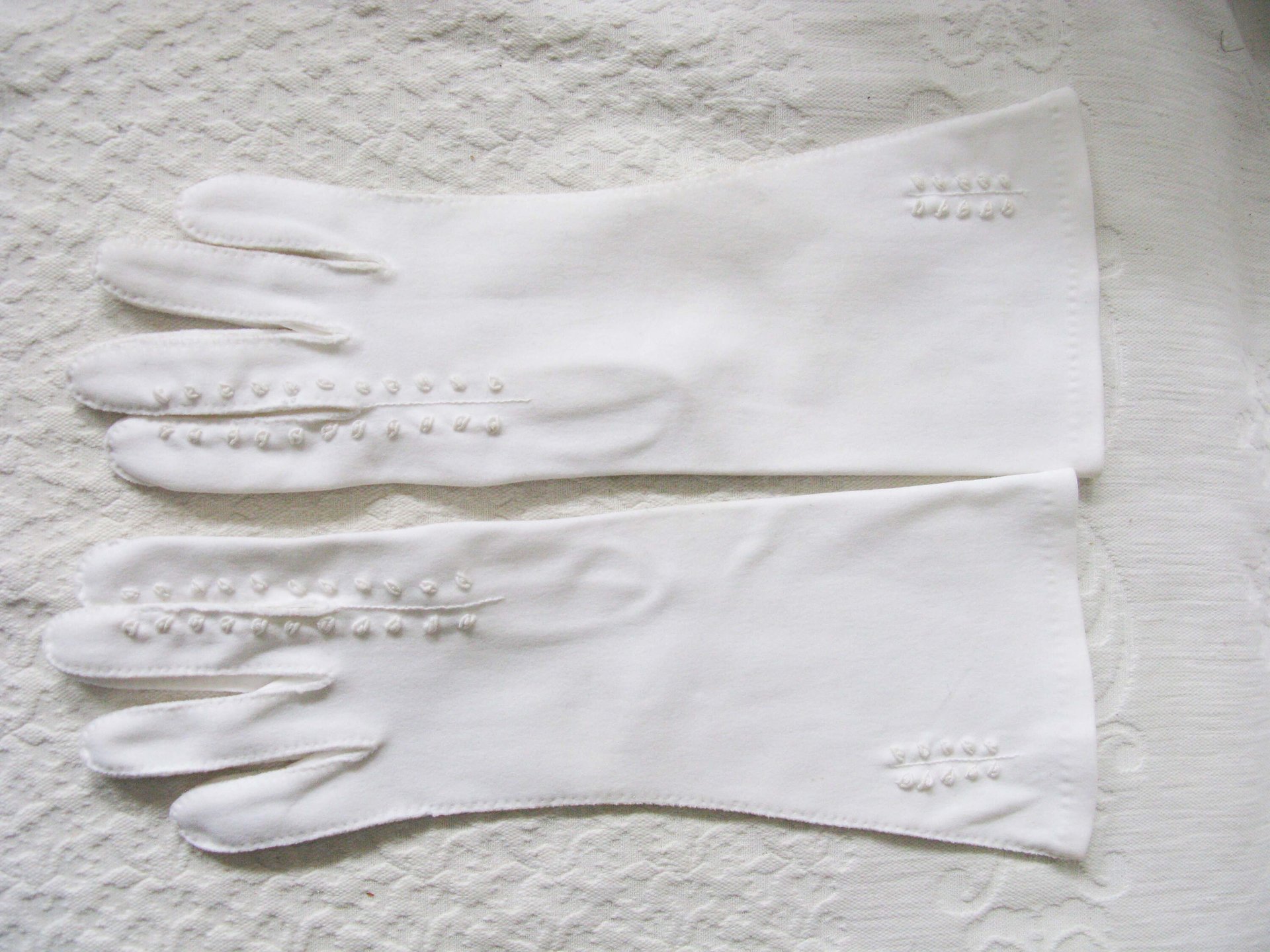Vintage White Gloves Size 7-8 Wedding Classic Retro Mid Century Bride Bridesmaid Downton Austen Cosplay Free Ship US When Roses Bloom