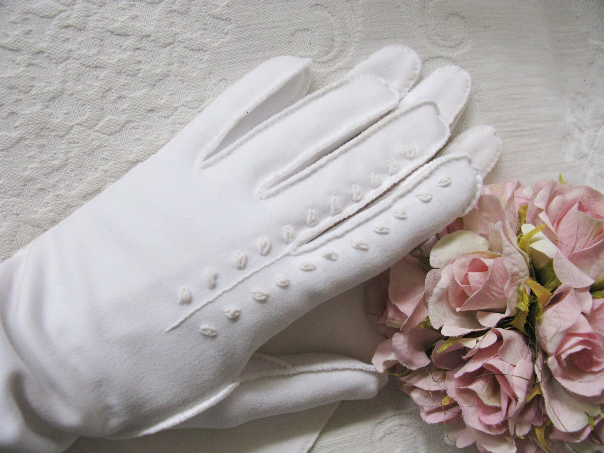 Vintage White Gloves Size 7-8 Wedding Classic Retro Mid Century Bride Bridesmaid Downton Austen Cosplay Free Ship US When Roses Bloom