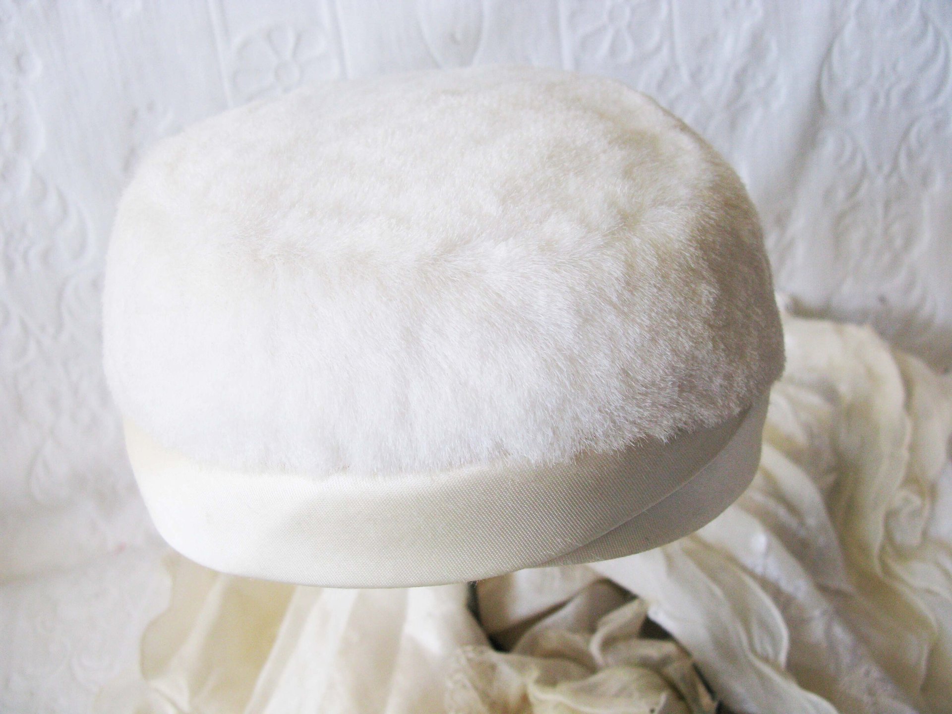 White Pillbox Fur Hat Vintage Toque w/Bow Classic Cocktail Pillbox Bellhop Toque Elegant Jackie O Style 1950s-50s Cosplay WhenRosesBloom