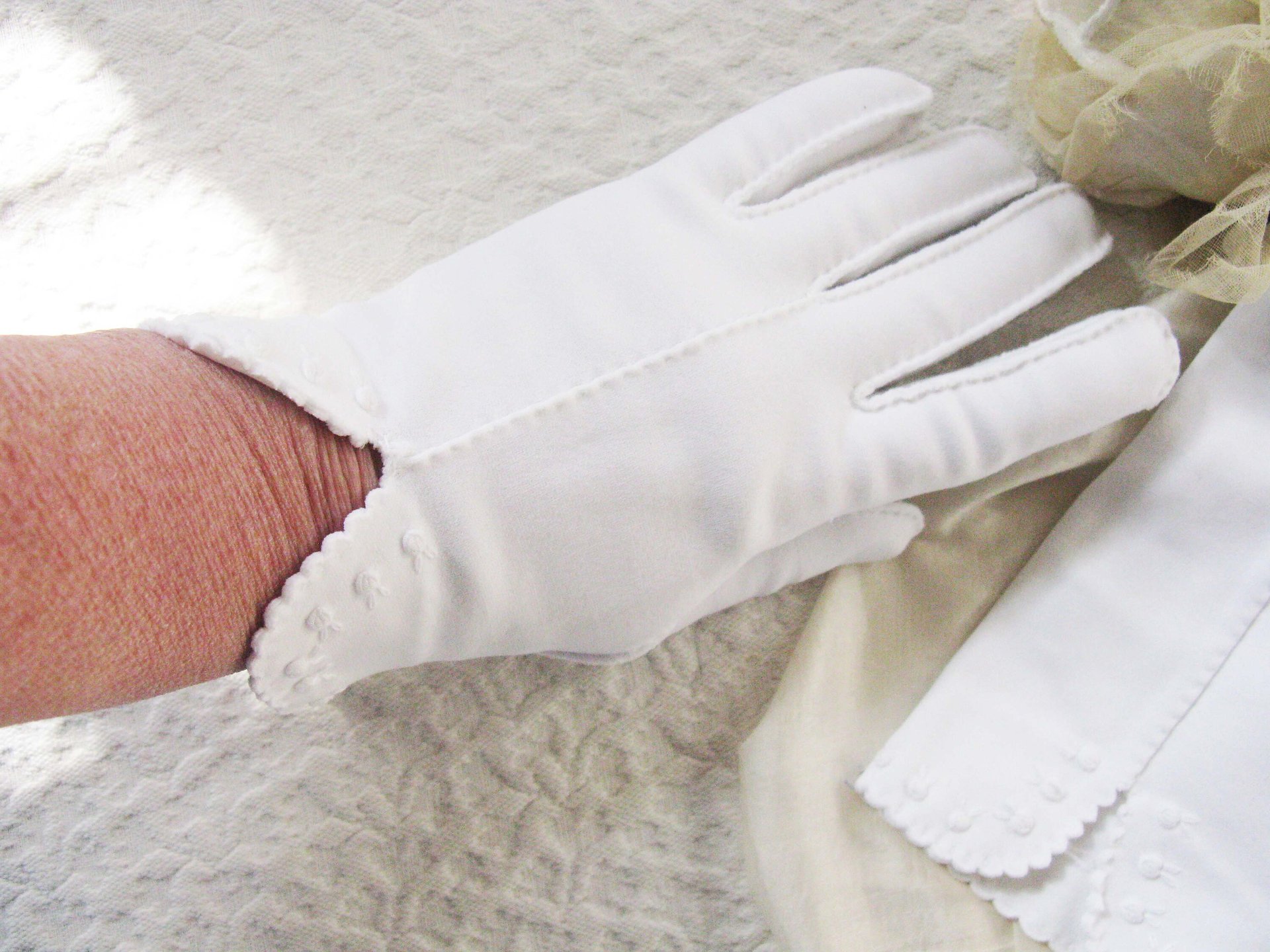 Vintage White Gloves Rose Embroidery Wedding Classic Retro Mid Century Bride Bridesmaid Downton Austen Cosplay Free Ship US When Roses Bloom