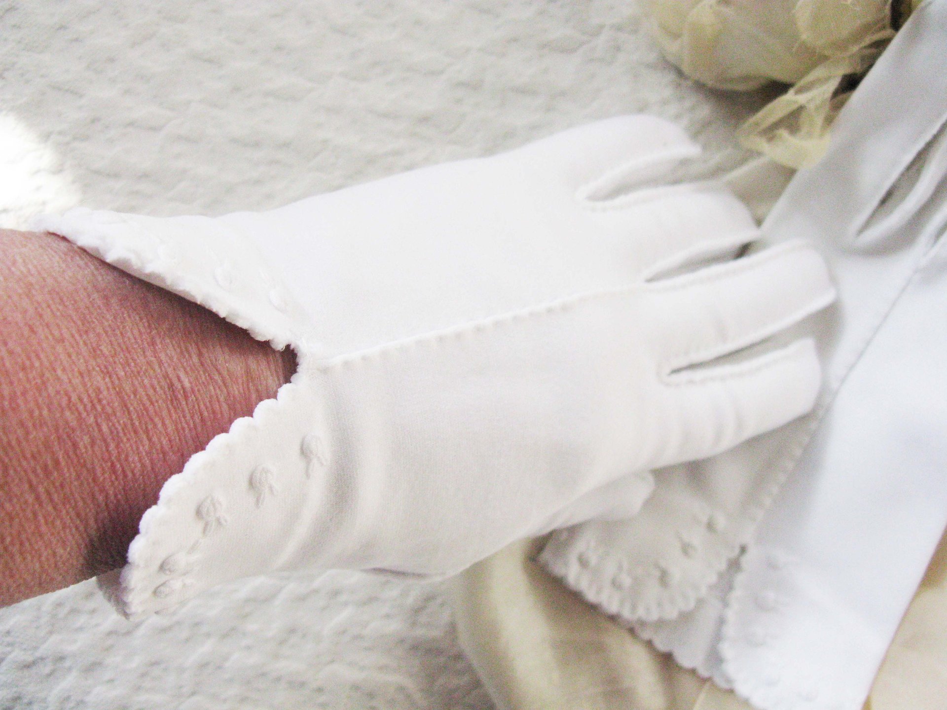 Vintage White Gloves Rose Embroidery Wedding Classic Retro Mid Century Bride Bridesmaid Downton Austen Cosplay Free Ship US When Roses Bloom