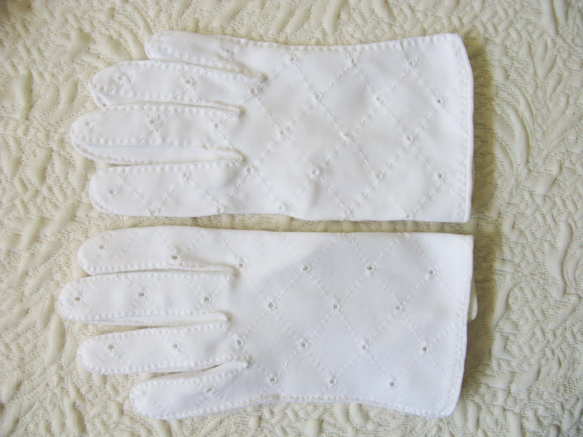 Gloves White Short Eyelet Retro Vintage Tea Party Elegant Wedding Cosplay Downton Miss Fisher Mid Century Style When Roses Bloom