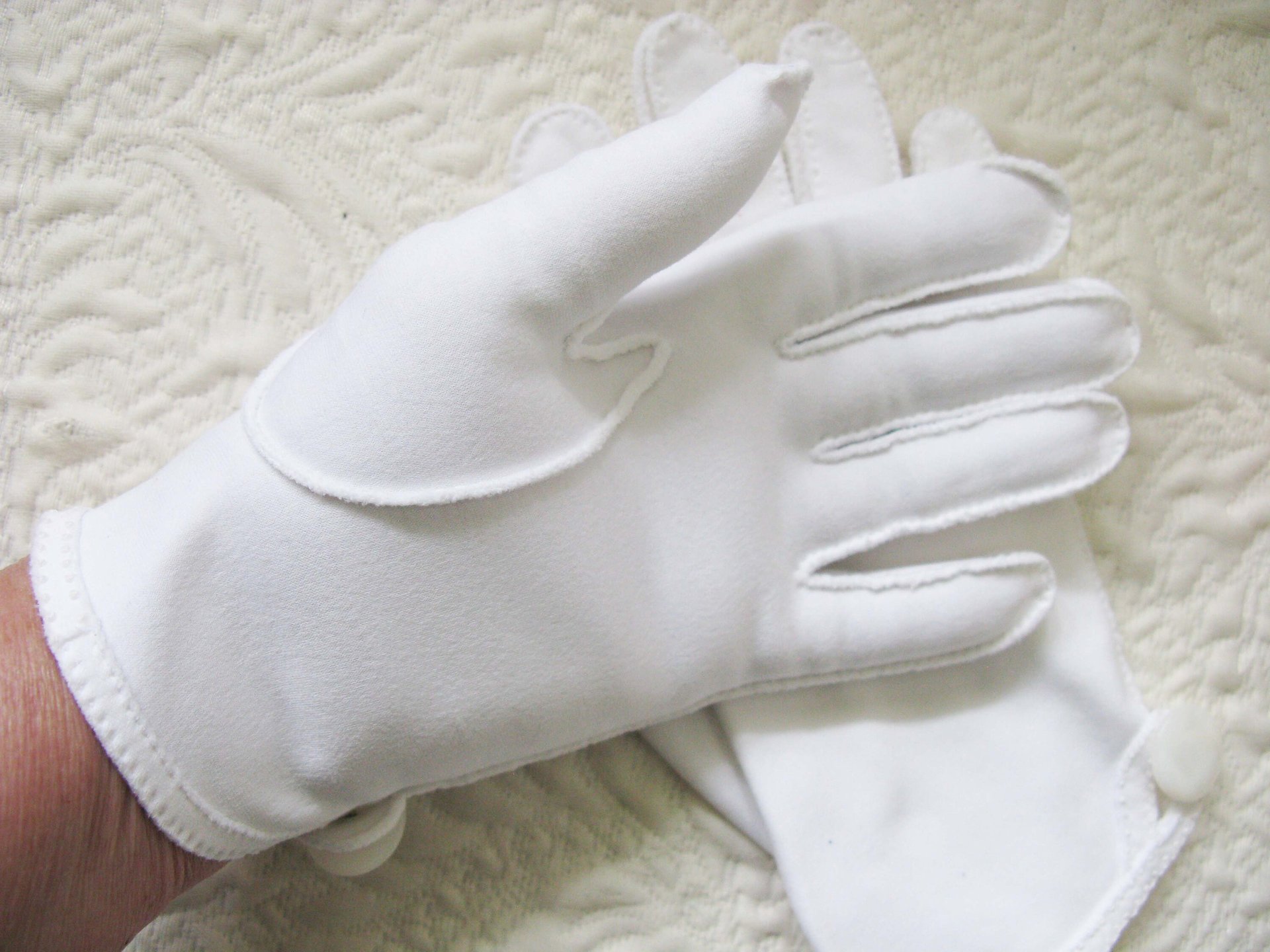 White Gloves Short with Pearl Button Retro Vintage Tea Party Elegant Wedding Cosplay Downton Miss Fisher Mid Century Style When Roses Bloom
