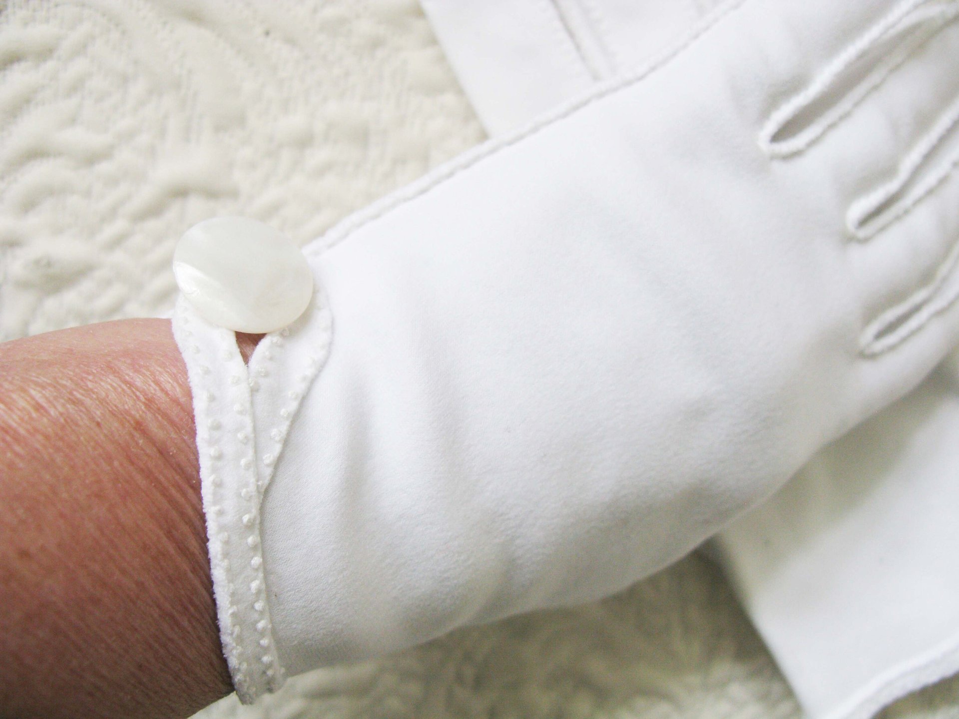 White Gloves Short with Pearl Button Retro Vintage Tea Party Elegant Wedding Cosplay Downton Miss Fisher Mid Century Style When Roses Bloom