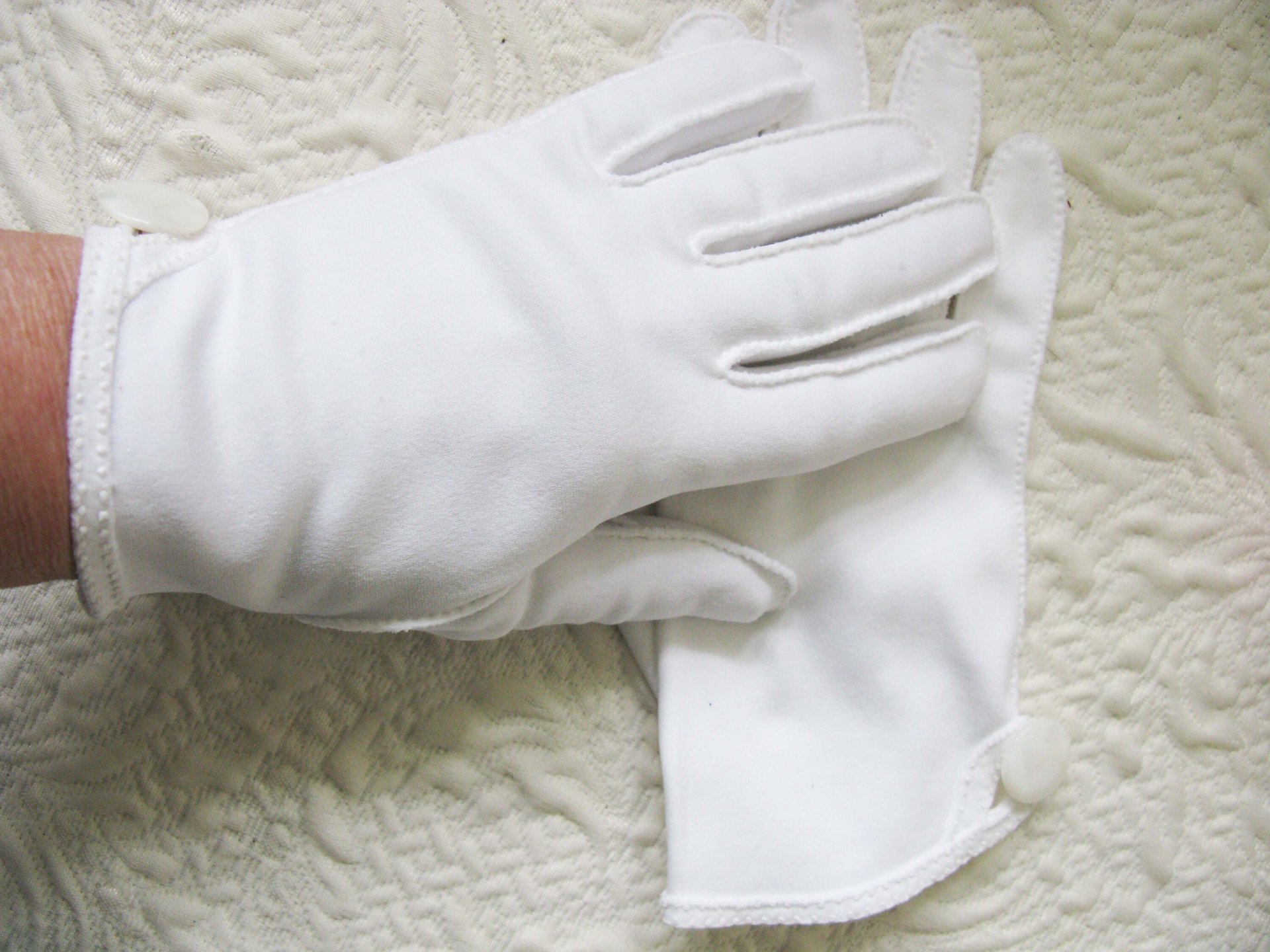 White Gloves Short with Pearl Button Retro Vintage Tea Party Elegant Wedding Cosplay Downton Miss Fisher Mid Century Style When Roses Bloom