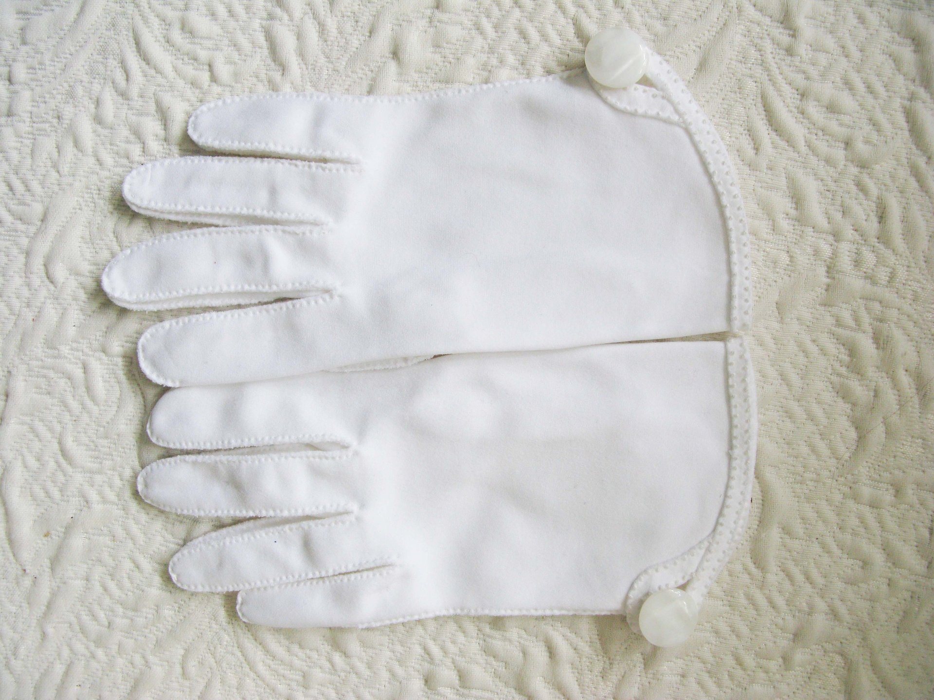White Gloves Short with Pearl Button Retro Vintage Tea Party Elegant Wedding Cosplay Downton Miss Fisher Mid Century Style When Roses Bloom