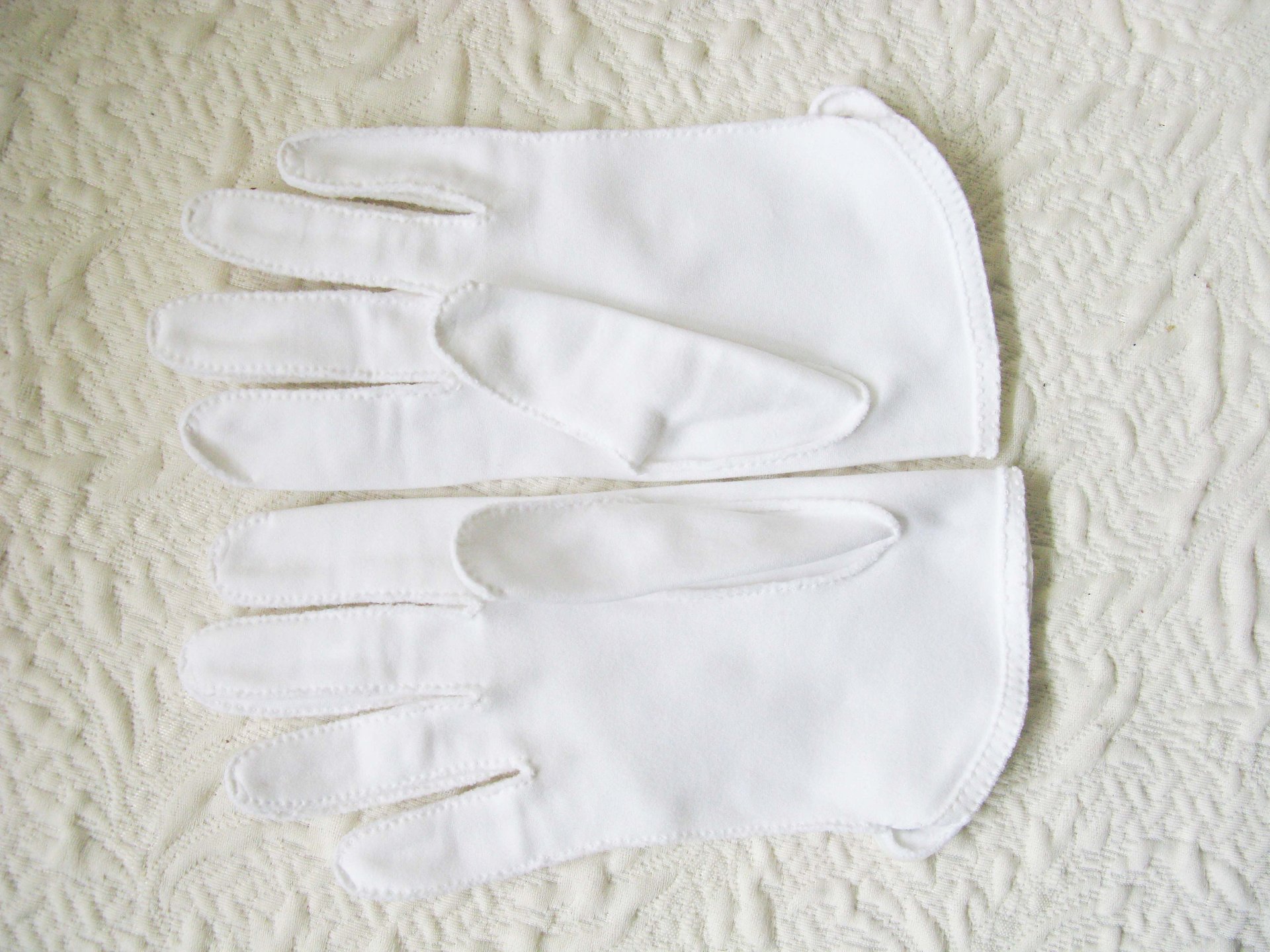 White Gloves Short with Pearl Button Retro Vintage Tea Party Elegant Wedding Cosplay Downton Miss Fisher Mid Century Style When Roses Bloom