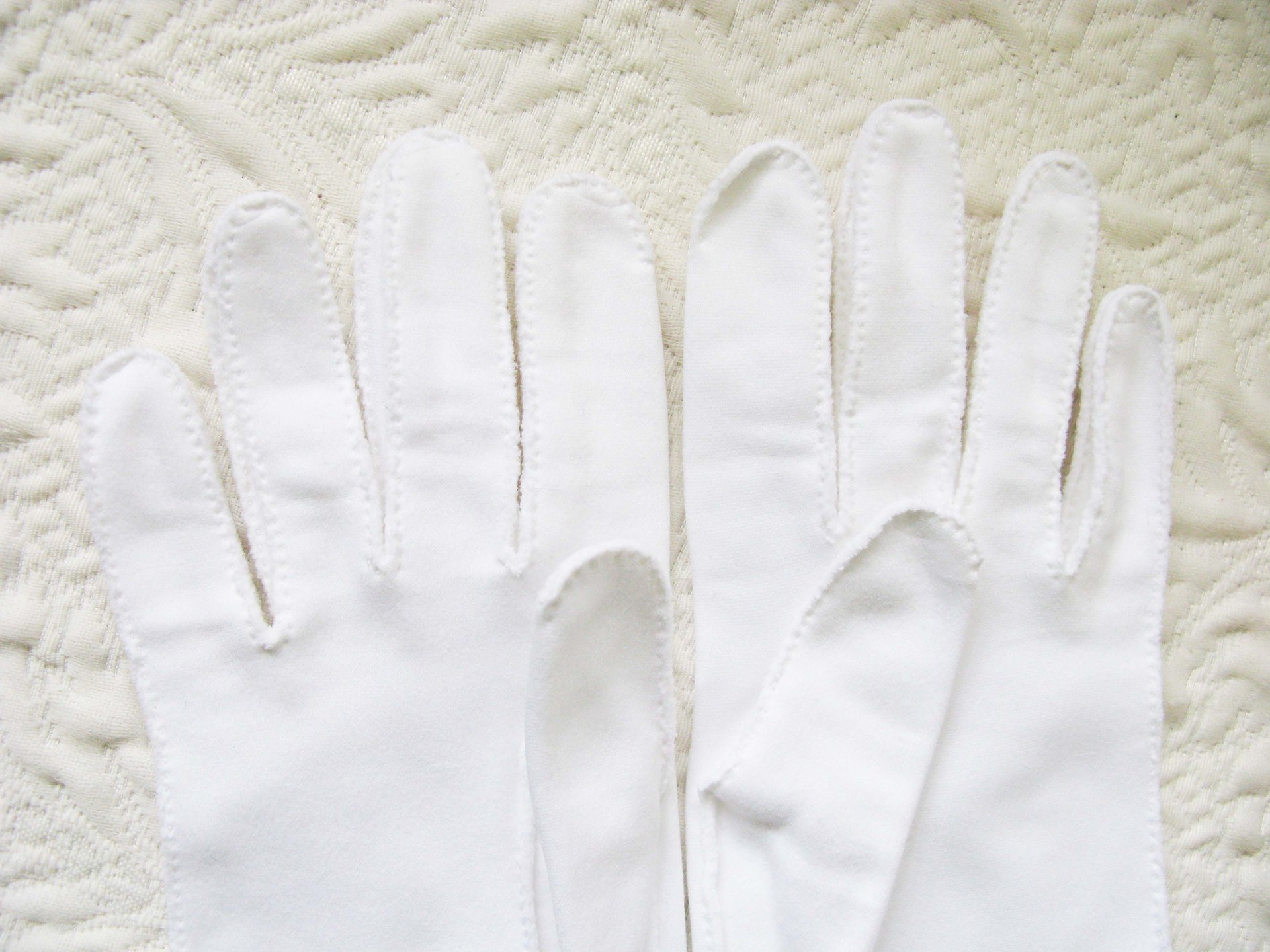 White Gloves Short with Pearl Button Retro Vintage Tea Party Elegant Wedding Cosplay Downton Miss Fisher Mid Century Style When Roses Bloom