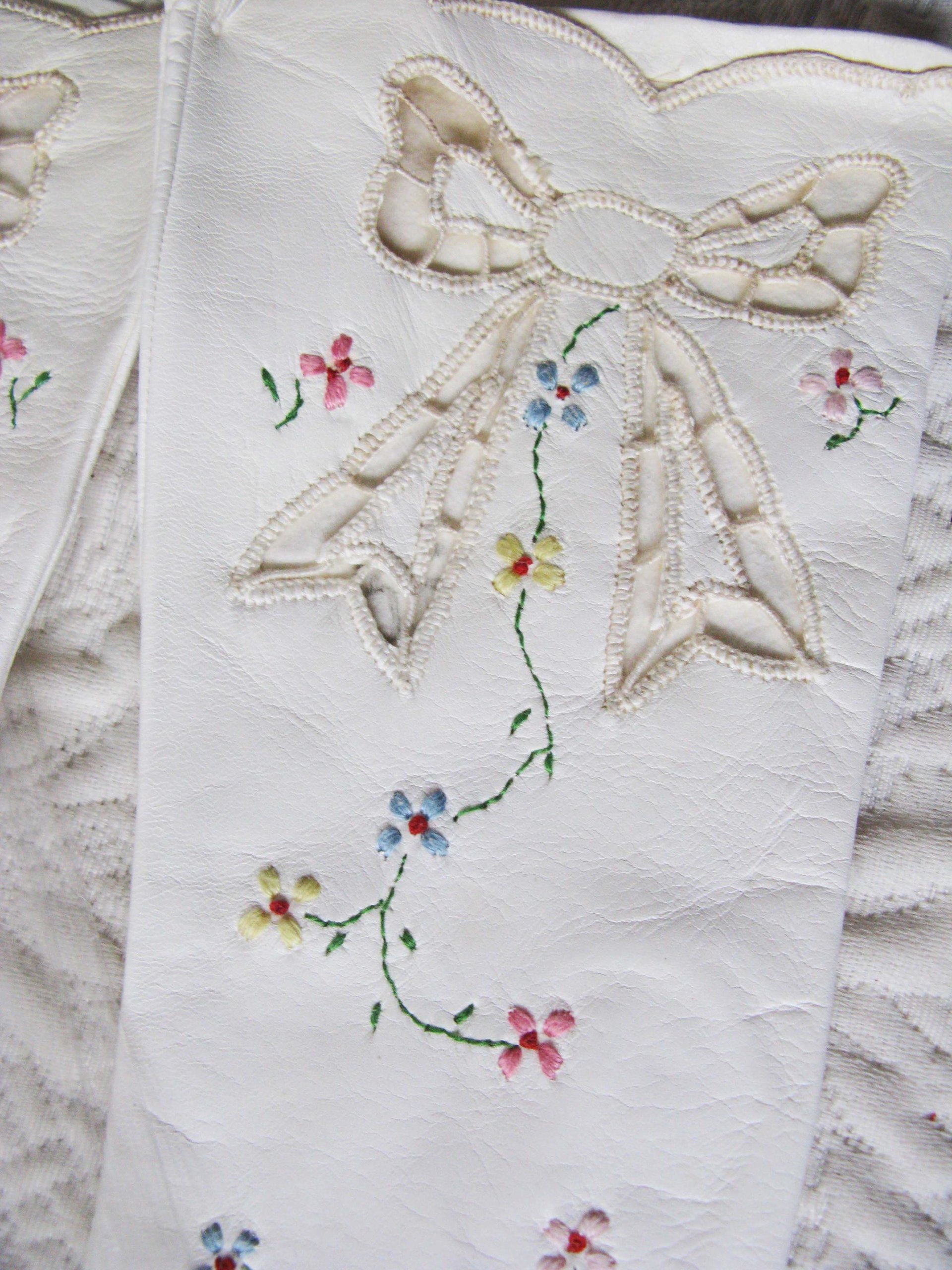 Vintage Gloves White Kid Leather NOS Cut out bow embroidery Sz 6 7 Downton Miss Fisher Audrey Hepburn Cosplay New Old Stock  WhenRosesBloom
