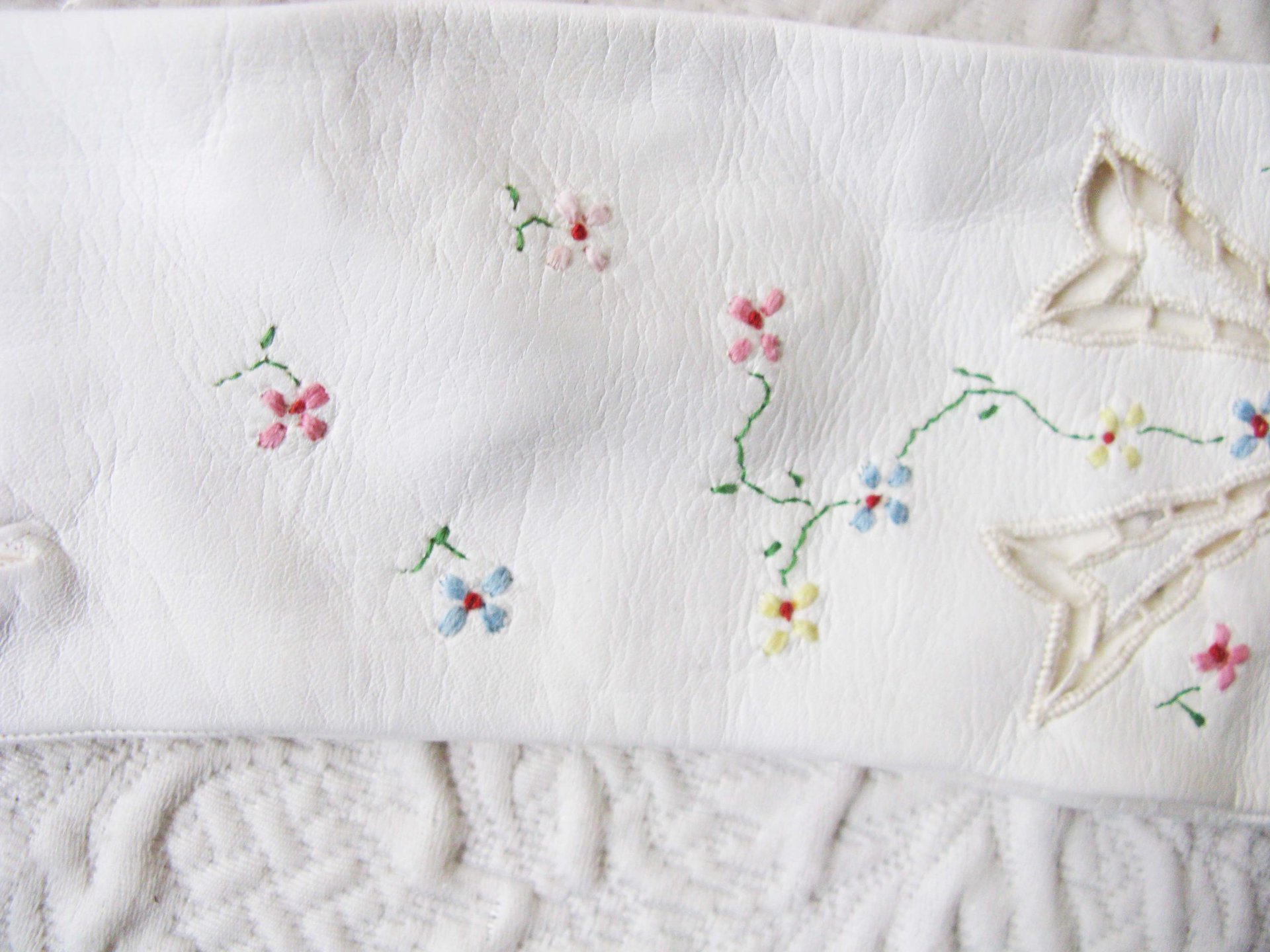 Vintage Gloves White Kid Leather NOS Cut out bow embroidery Sz 6 7 Downton Miss Fisher Audrey Hepburn Cosplay New Old Stock  WhenRosesBloom