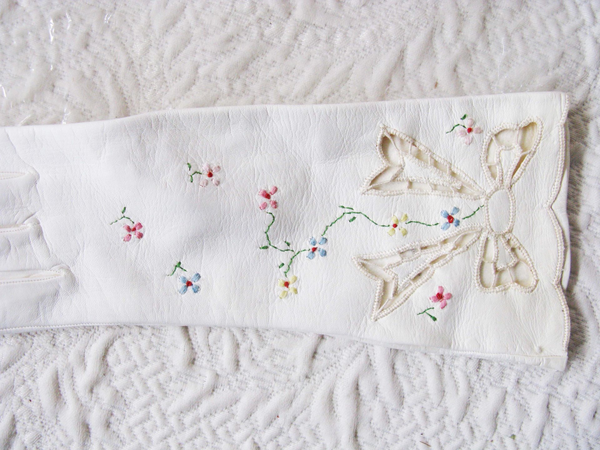 Vintage Gloves White Kid Leather NOS Cut out bow embroidery Sz 6 7 Downton Miss Fisher Audrey Hepburn Cosplay New Old Stock  WhenRosesBloom