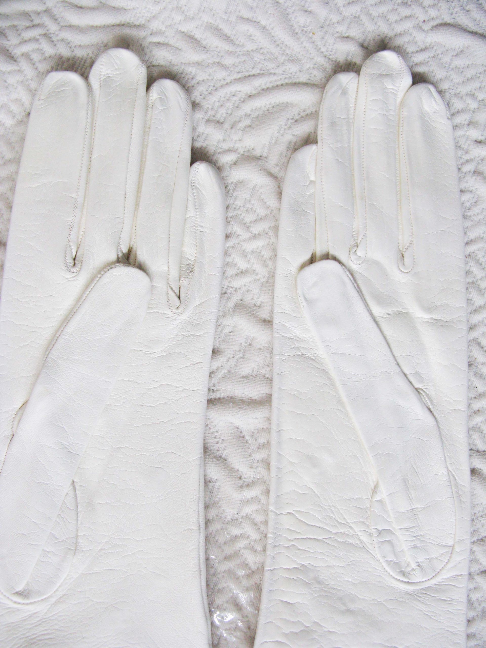 Vintage Gloves White Kid Leather NOS Cut out bow embroidery Sz 6 7 Downton Miss Fisher Audrey Hepburn Cosplay New Old Stock  WhenRosesBloom