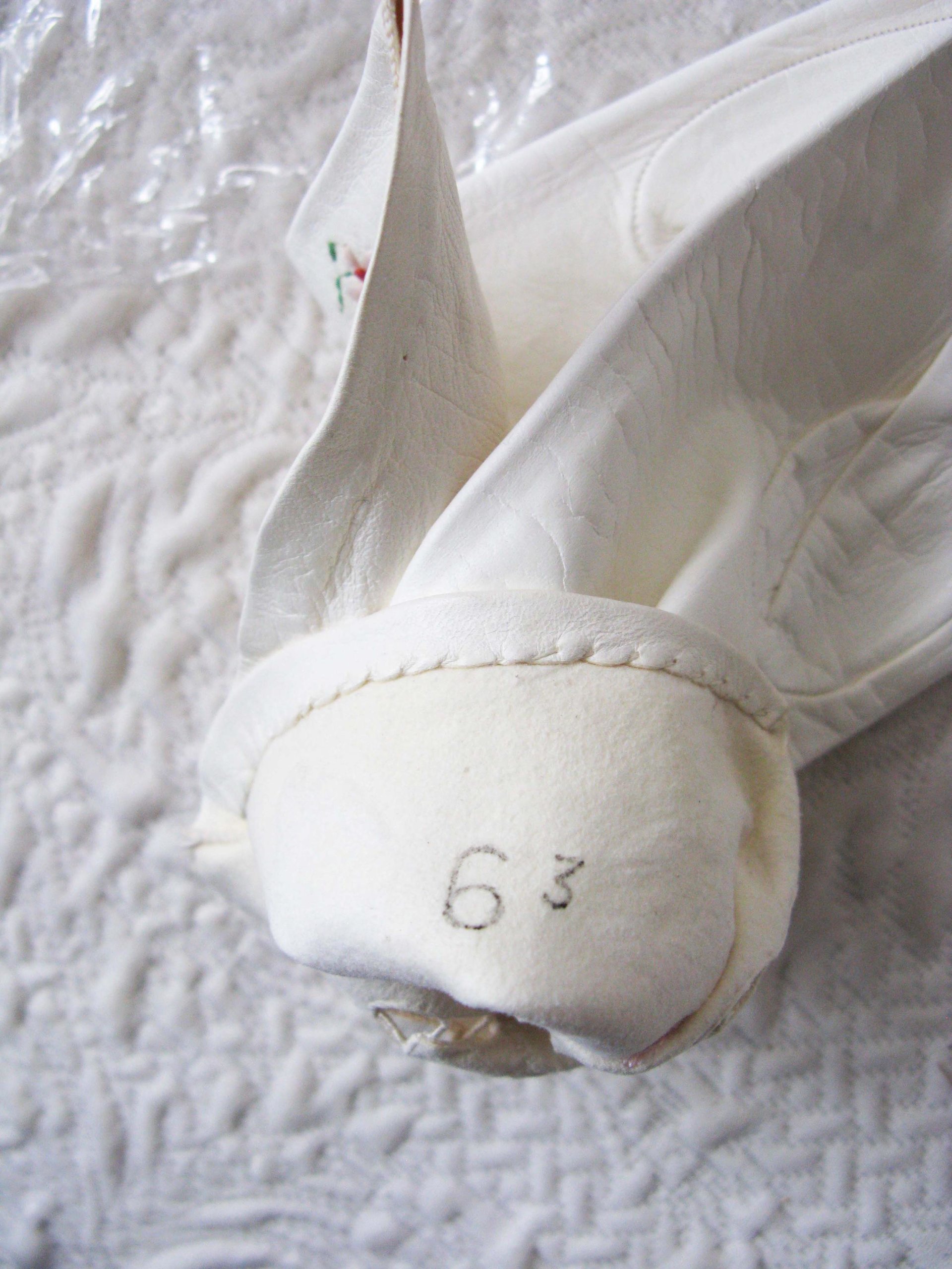 Vintage Gloves White Kid Leather NOS Cut out bow embroidery Sz 6 7 Downton Miss Fisher Audrey Hepburn Cosplay New Old Stock  WhenRosesBloom
