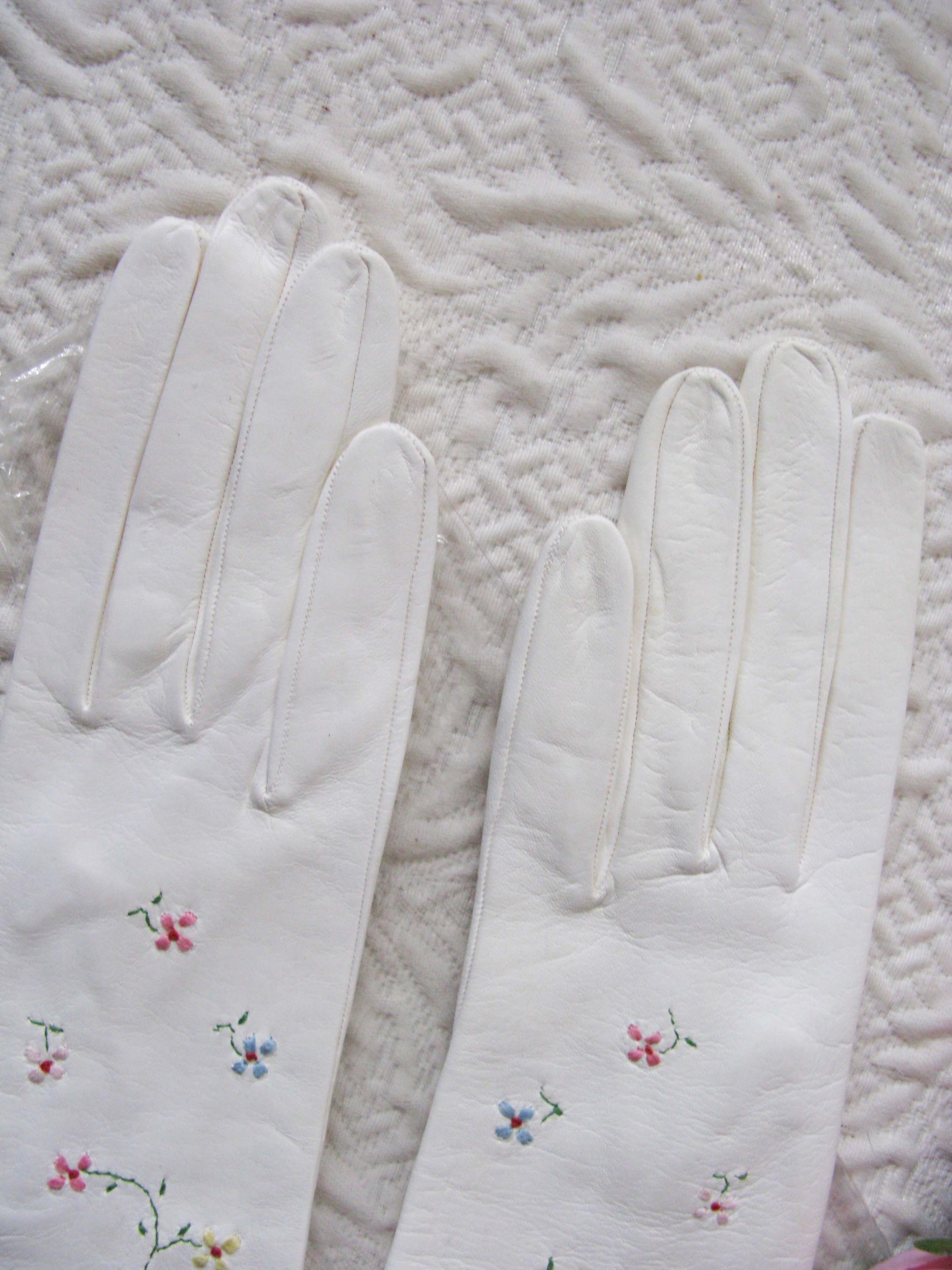 Vintage Gloves White Kid Leather NOS Cut out bow embroidery Sz 6 7 Downton Miss Fisher Audrey Hepburn Cosplay New Old Stock  WhenRosesBloom