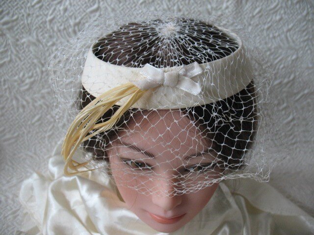 Vintage Hat White Fascinator Cocktail Tea Party Wedding Bridal Art Deco Gatsby Hat w/Feathers Net Birdcage Veil Mid Century WhenRosesBloom