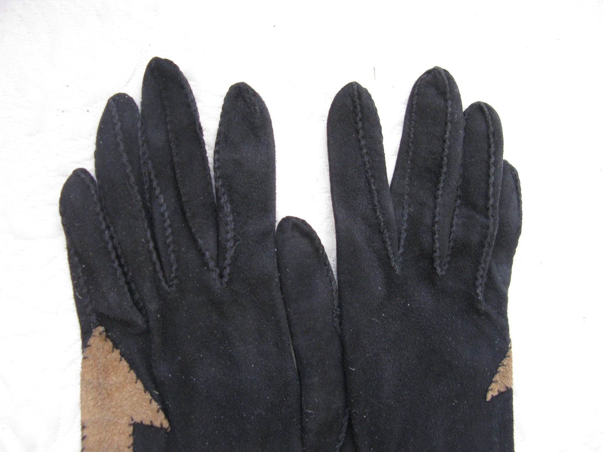 Vintage French Suede Leather Gloves, Arrow Applique - 1940s Viola Einberger