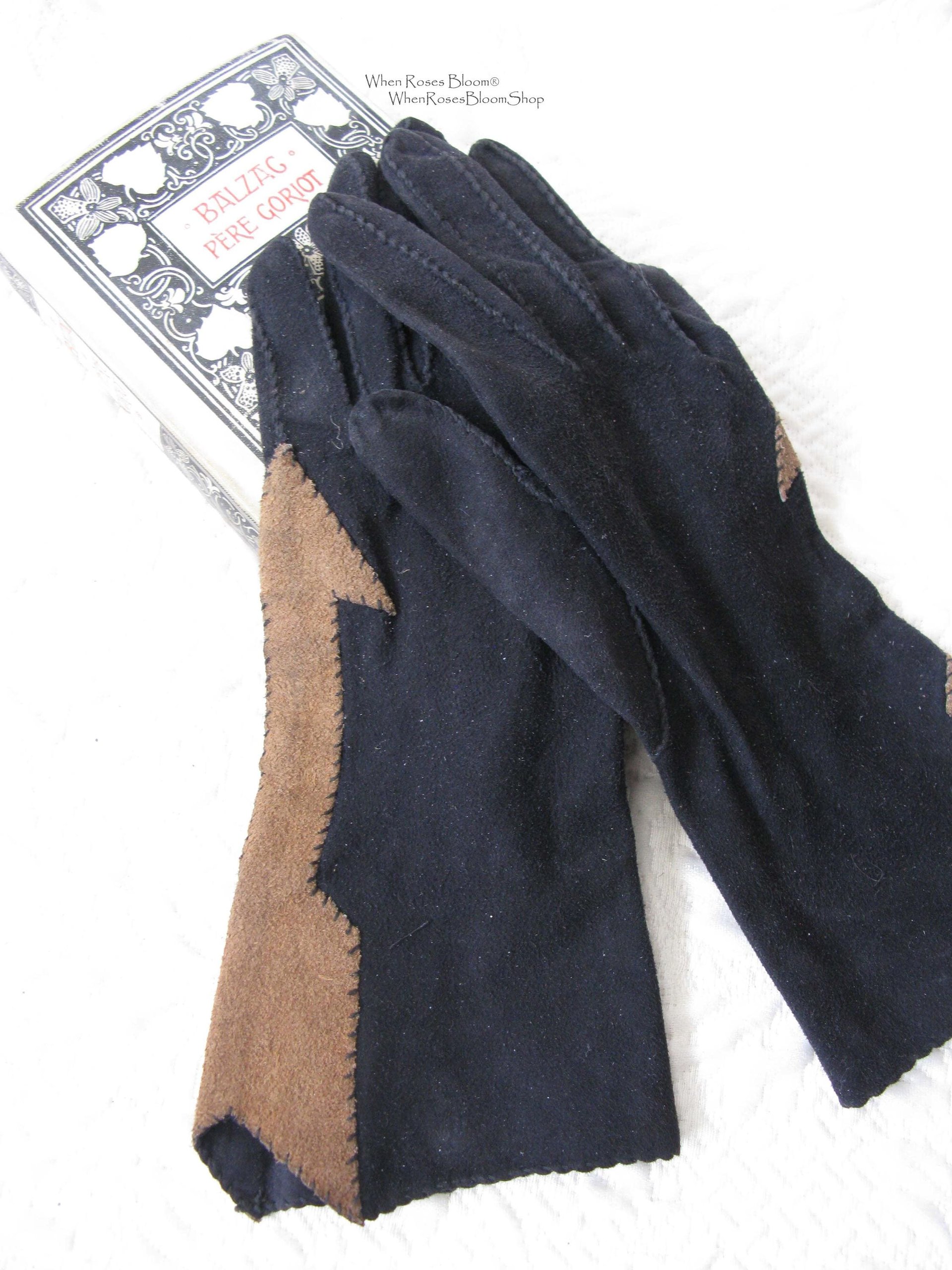 Vintage French Suede Leather Gloves, Arrow Applique - 1940s Viola Einberger
