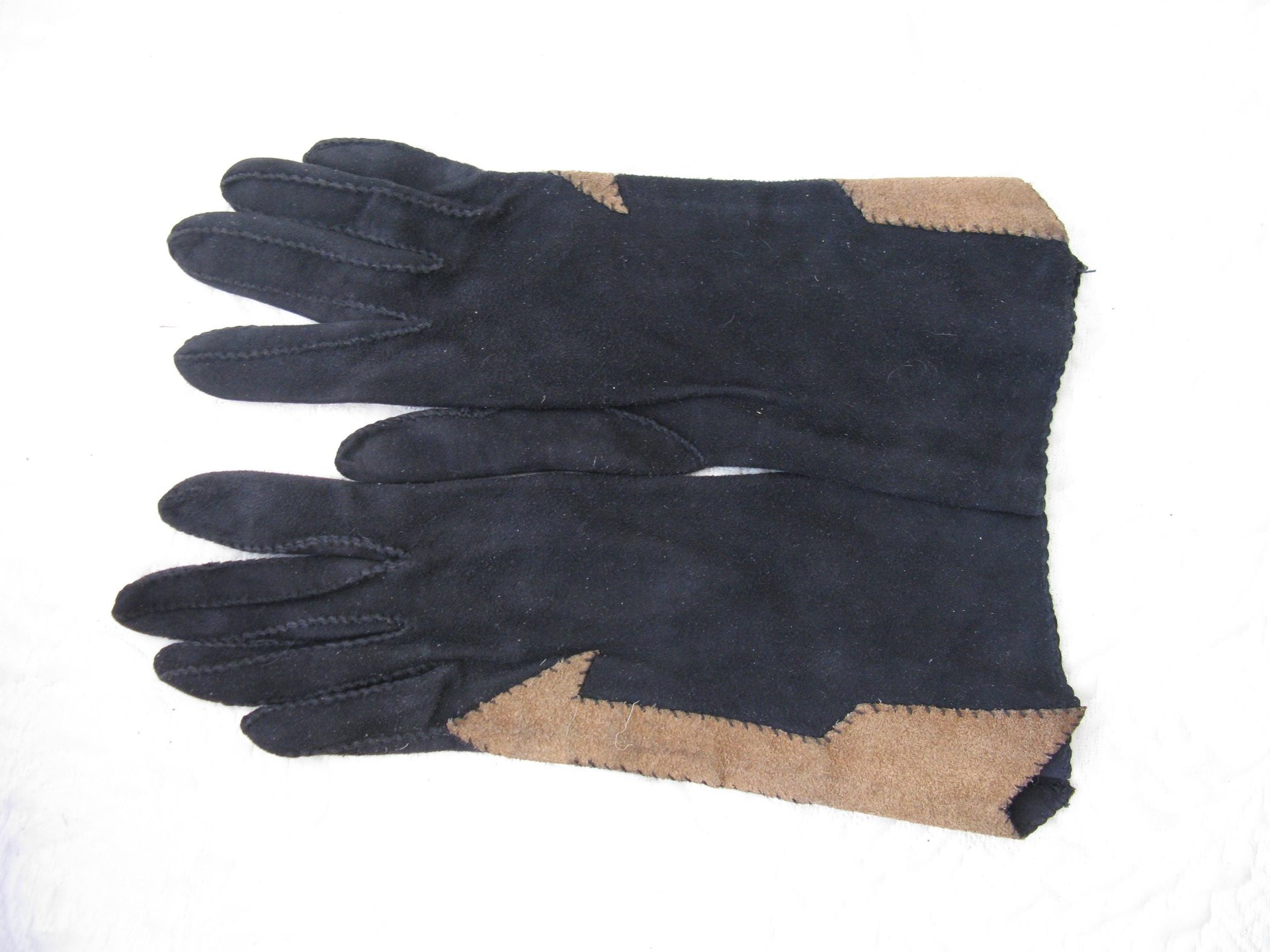Vintage French Suede Leather Gloves, Arrow Applique - 1940s Viola Einberger