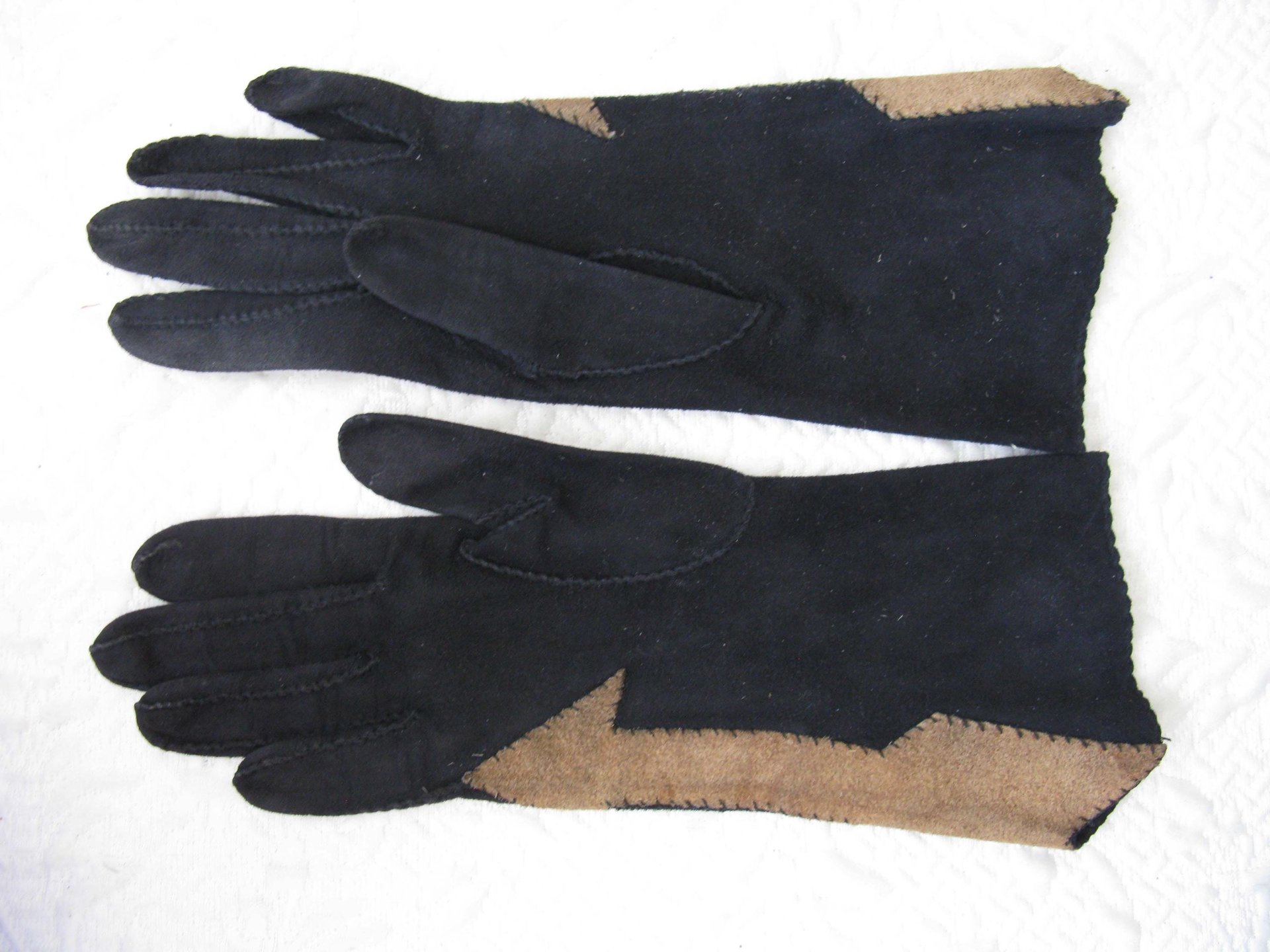 Vintage French Suede Leather Gloves, Arrow Applique - 1940s Viola Einberger