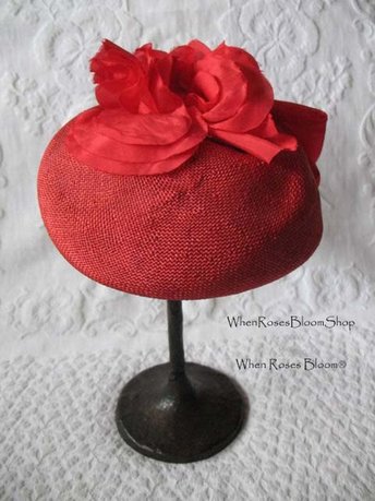 Vintage Red Hat Fascinator Princess Diana Kate Middleton Hat Retro Fashion Statement Pancake Cocktail hat 1980s Royal Style WhenRosesBloom